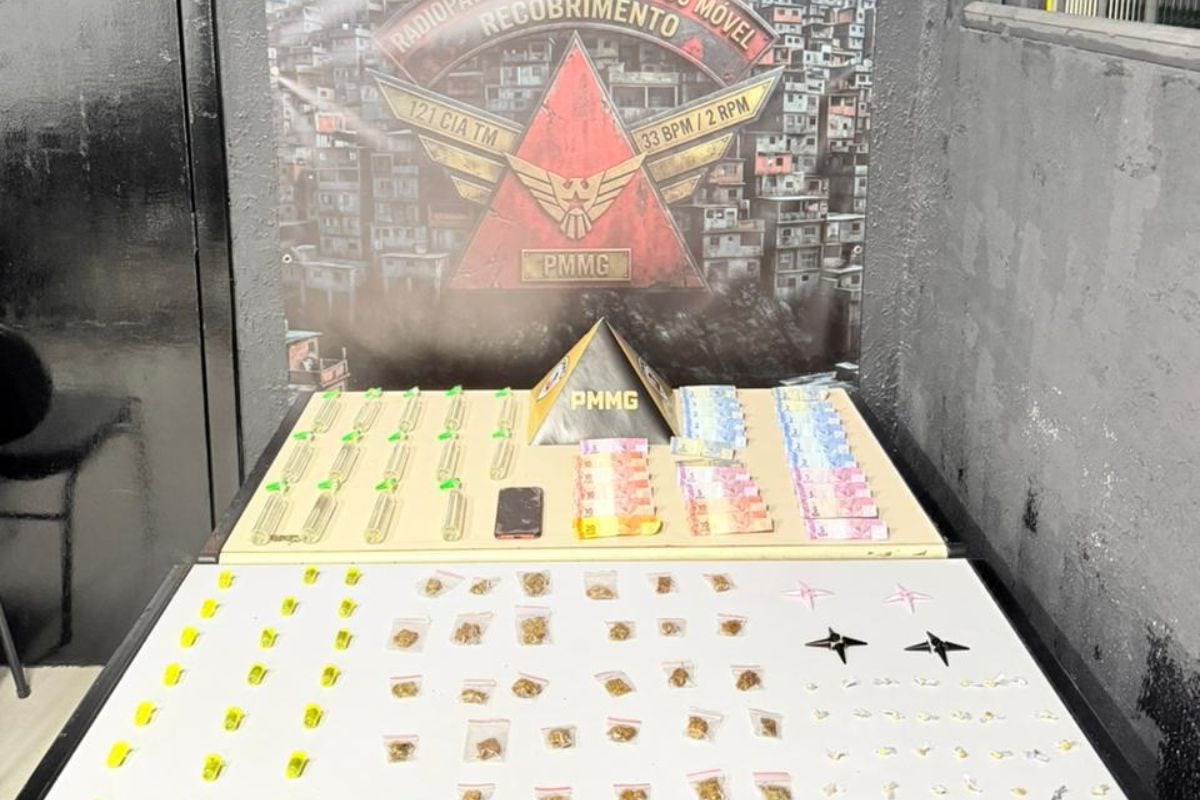 Ao todo, foram apreendidas 43 pedras de crack, 16 pinos de cocaína, 50 buchas de maconha, um comprimido de ecstasy, 14 frascos de lança-perfume, R$ 141 em dinheiro e um aparelho celular