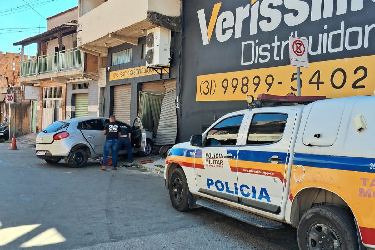 Durante a perseguição, o condutor do veículo perdeu o controle e colidiu com uma distribuidora de bebidas, no bairro Capelinha