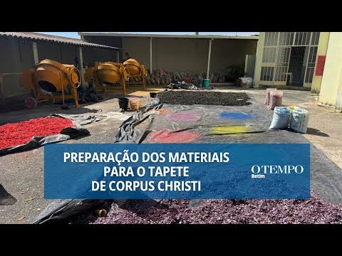 Grupos de jovens e outros voluntários da paróquia São Francisco de Assis separam e preparam a serragem, a areia, o sal grosso e os corantes que vão decorar a Rua do Rosário