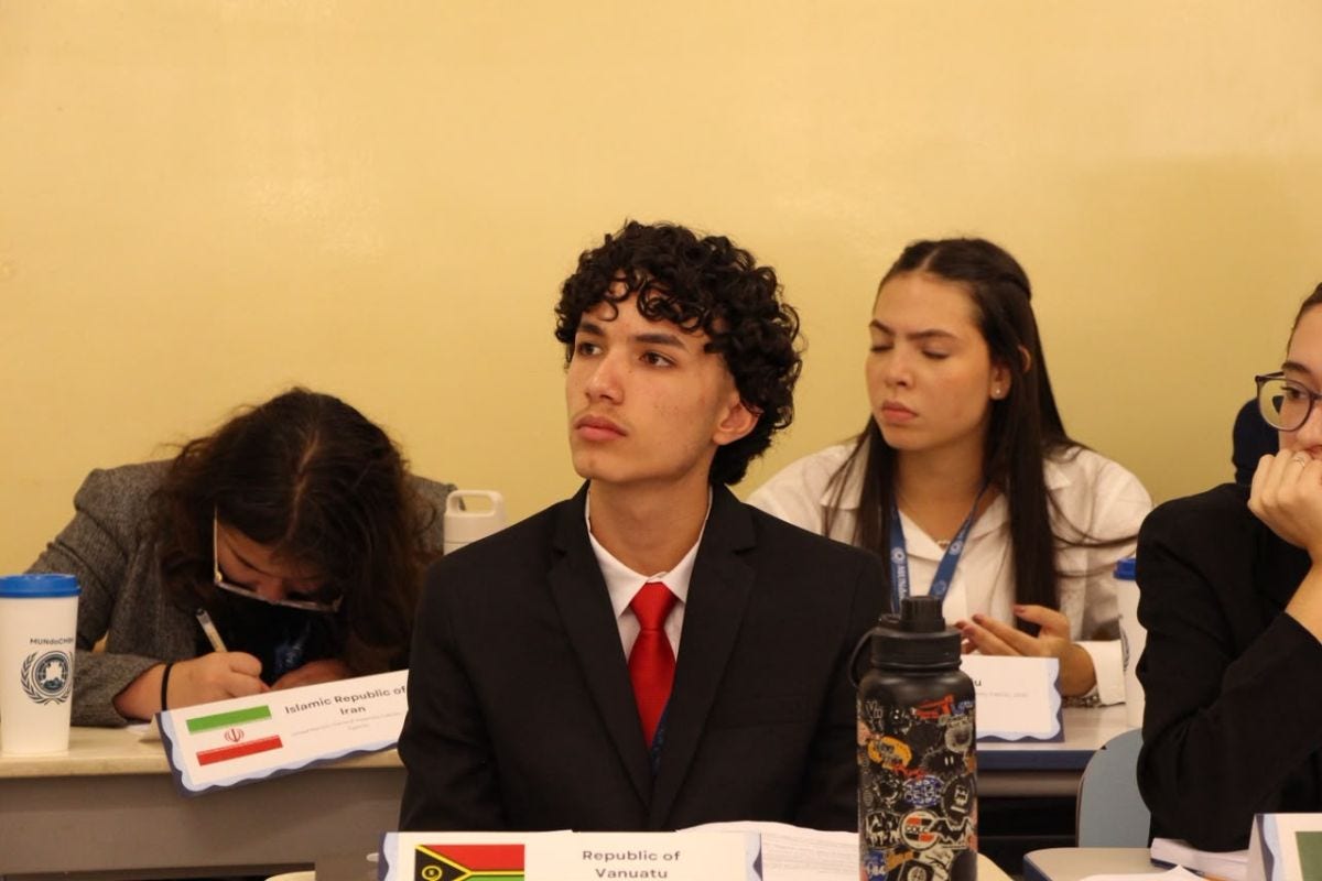 Brayan Flaubert, de 17 anos, recebeu o reconhecimento por seu desempenho na MUNdoCMBH, simulação de organismos da Organização das Nações Unidas