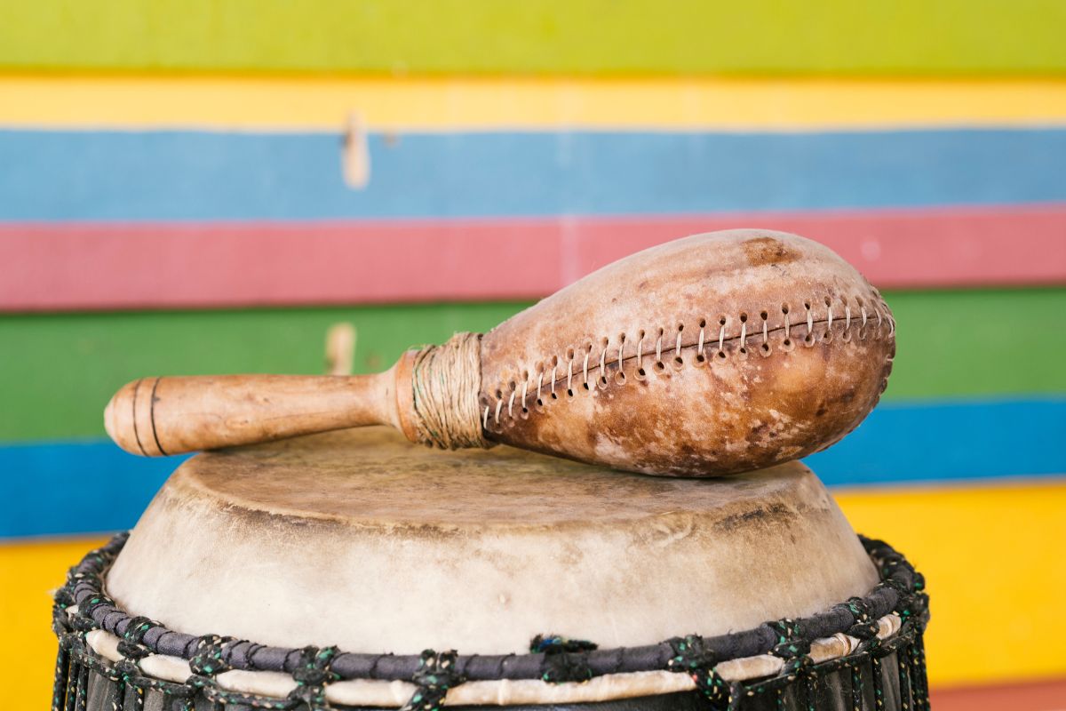 Alunos terão a oportunidade de aprender sobre instrumentos de percussão, técnicas musicais e prática em grupo
