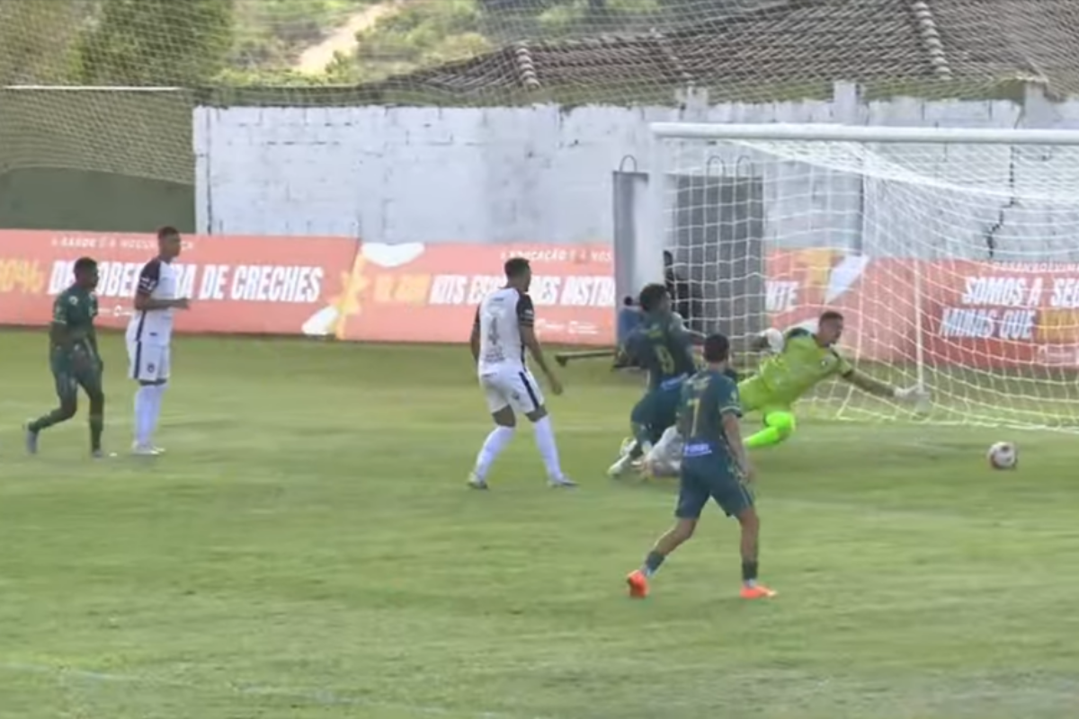 Primeiro gol do Paracatu foi marcado por Joelson aos 35 minutos do primeiro tempo