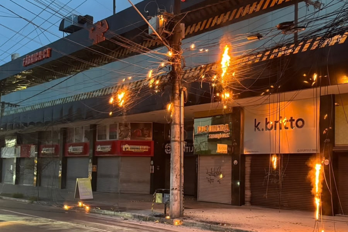 Funcionárias de uma loja próxima relataram que o transformador apresenta falhas constantes e que uma chama pequena foi observada na manhã desta quarta