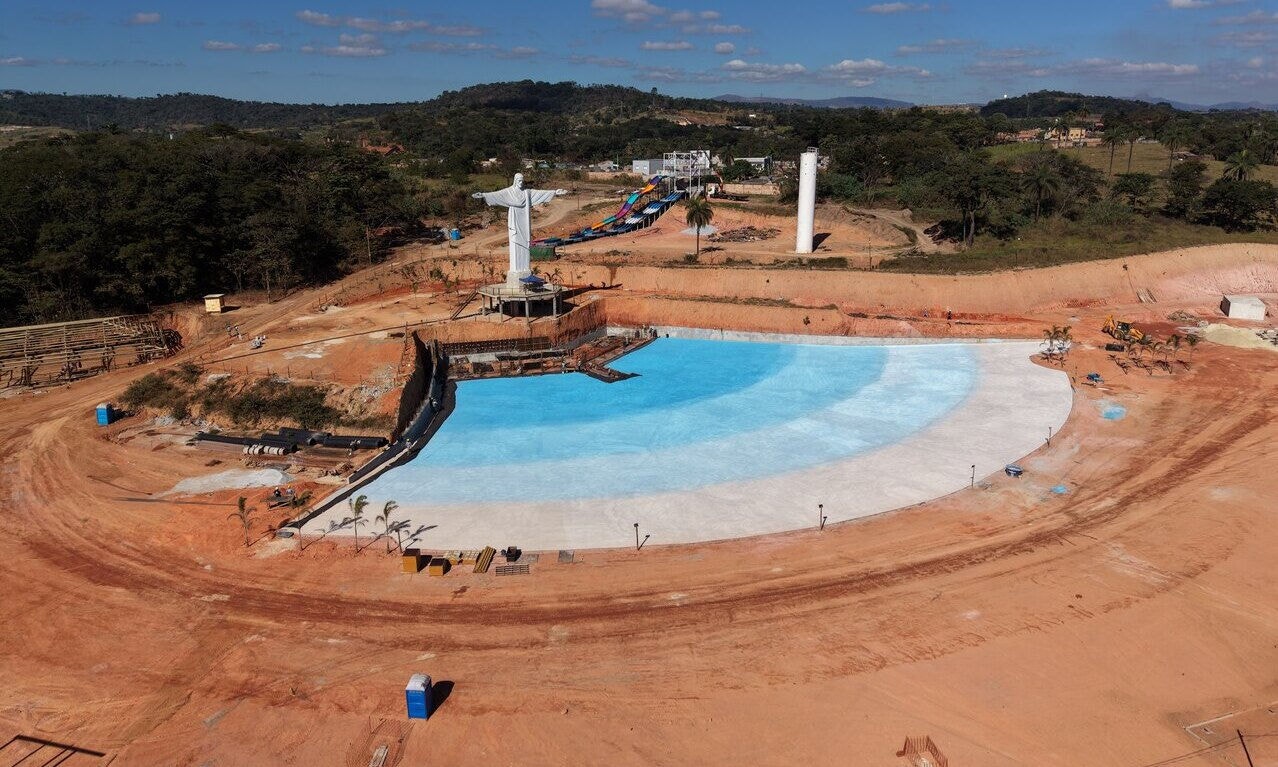 Complexo aquático AquaMais conclui etapa estrutural de concretagem da fundação do balneário