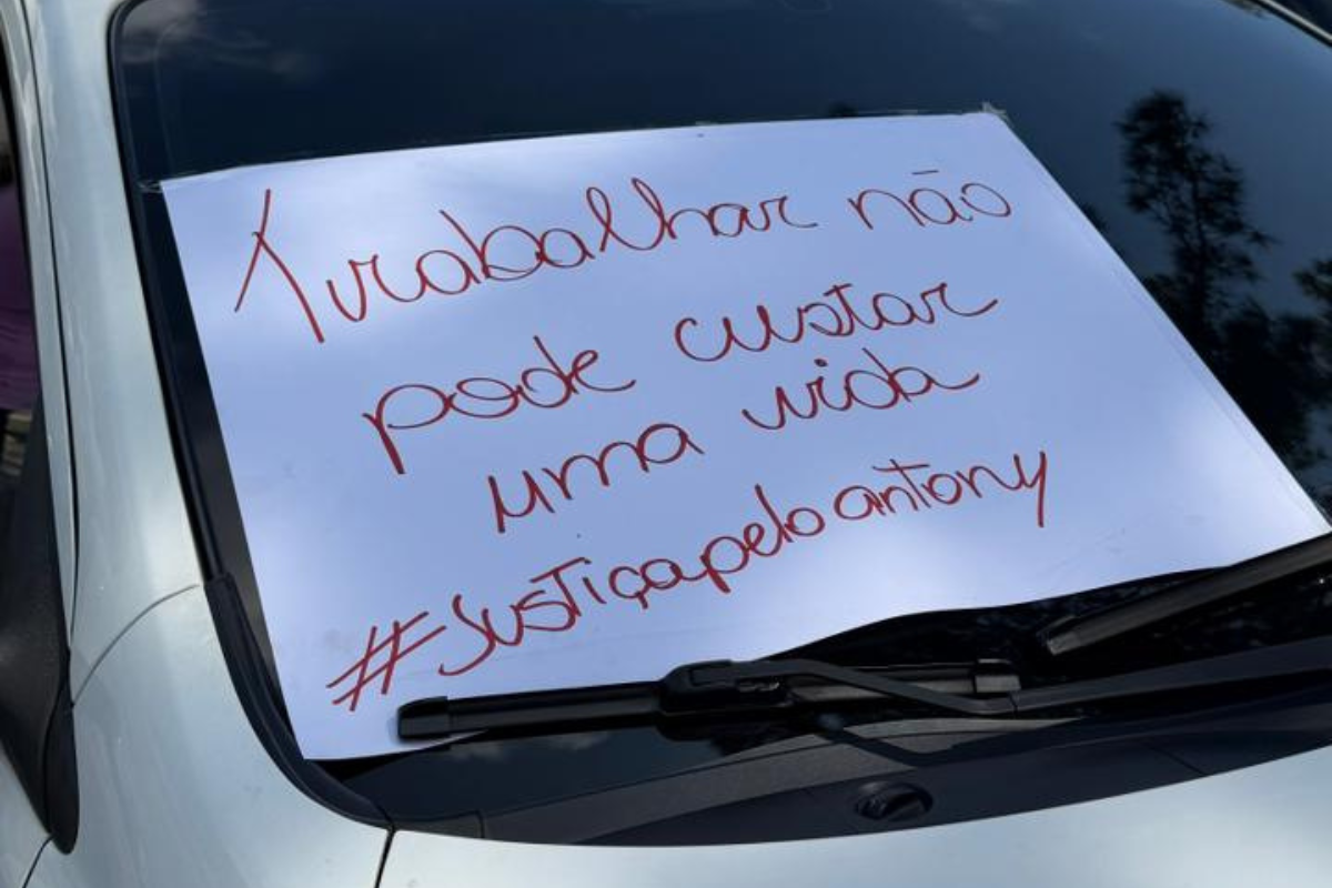 Familiares e amigos se reuniram no Cemitério Parque Jardim da Cachoeira para homenagear Anthony Felipe Ferreira Pires, de 27 anos, e protestar contra a morte trágica do motorista de aplicativo