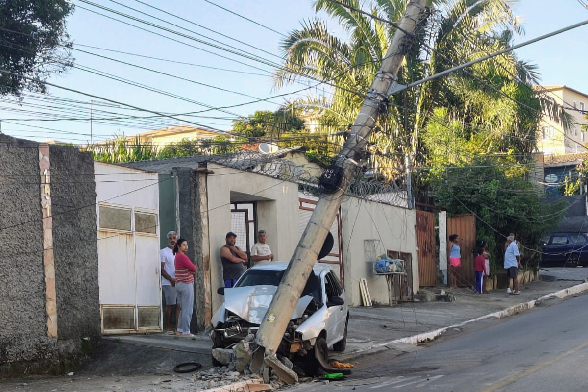 Carro furtado bate em poste e deixa fiação elétrica exposta na via