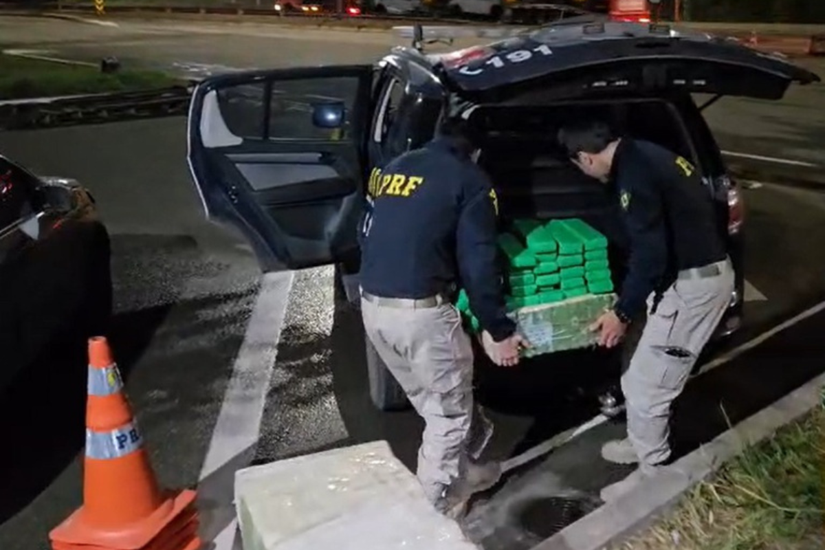 Droga estava distribuída em tabletes que foram encontrados no banco traseiro do veículo