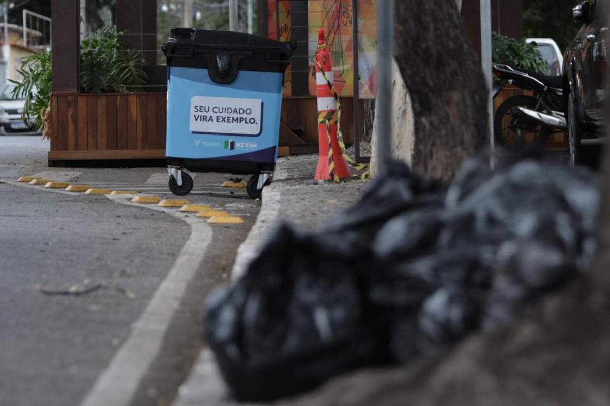 Sacos de lixo amontoados no canteiro central da avenida agora devem ser colocados pelos comerciantes nos contêineres instalados ao longo da via