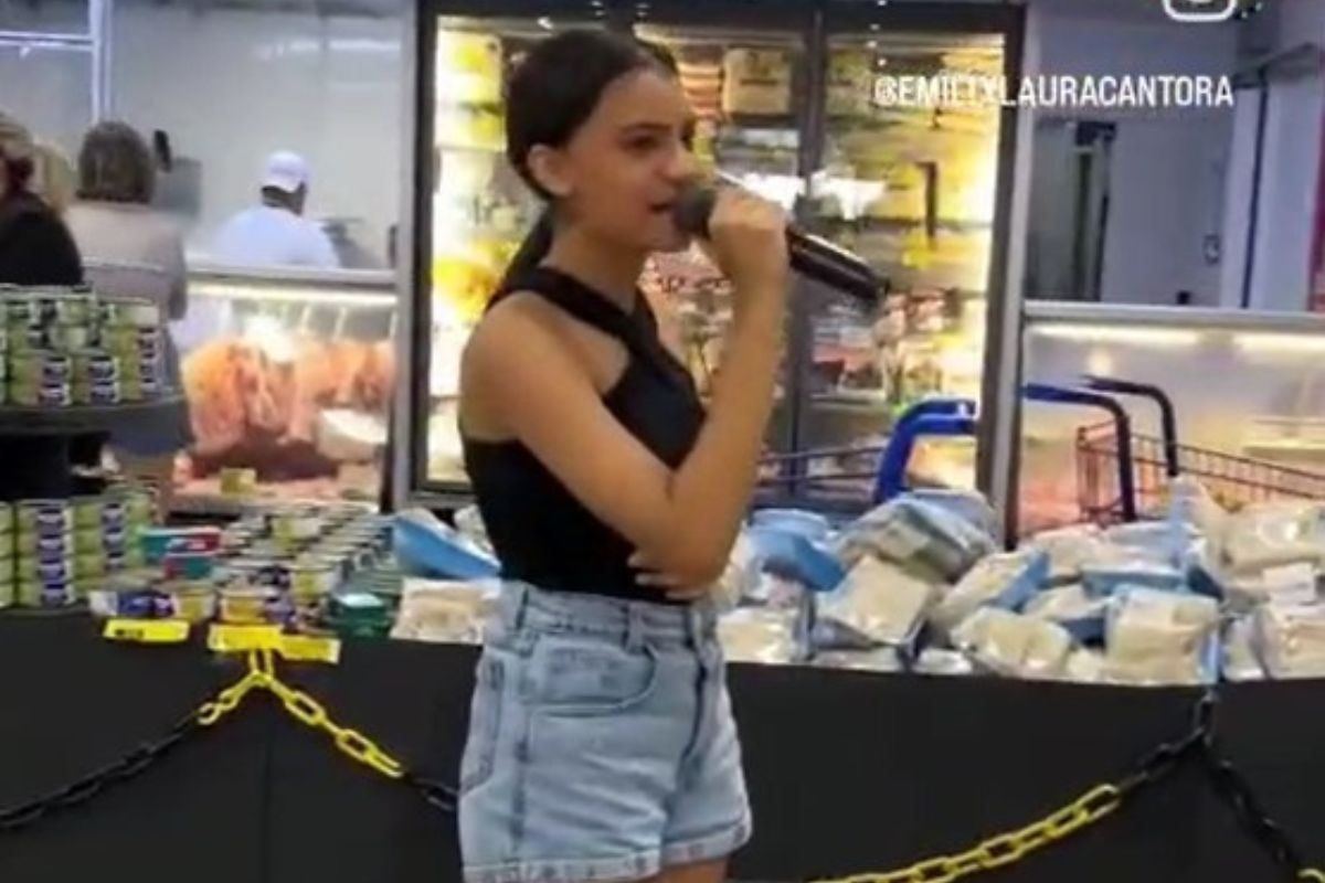 Emilly Laura da Paz Oliveira, que canta desde os 6 anos, se apresenta profissionalmente há dois anos em barzinhos e eventos particulares