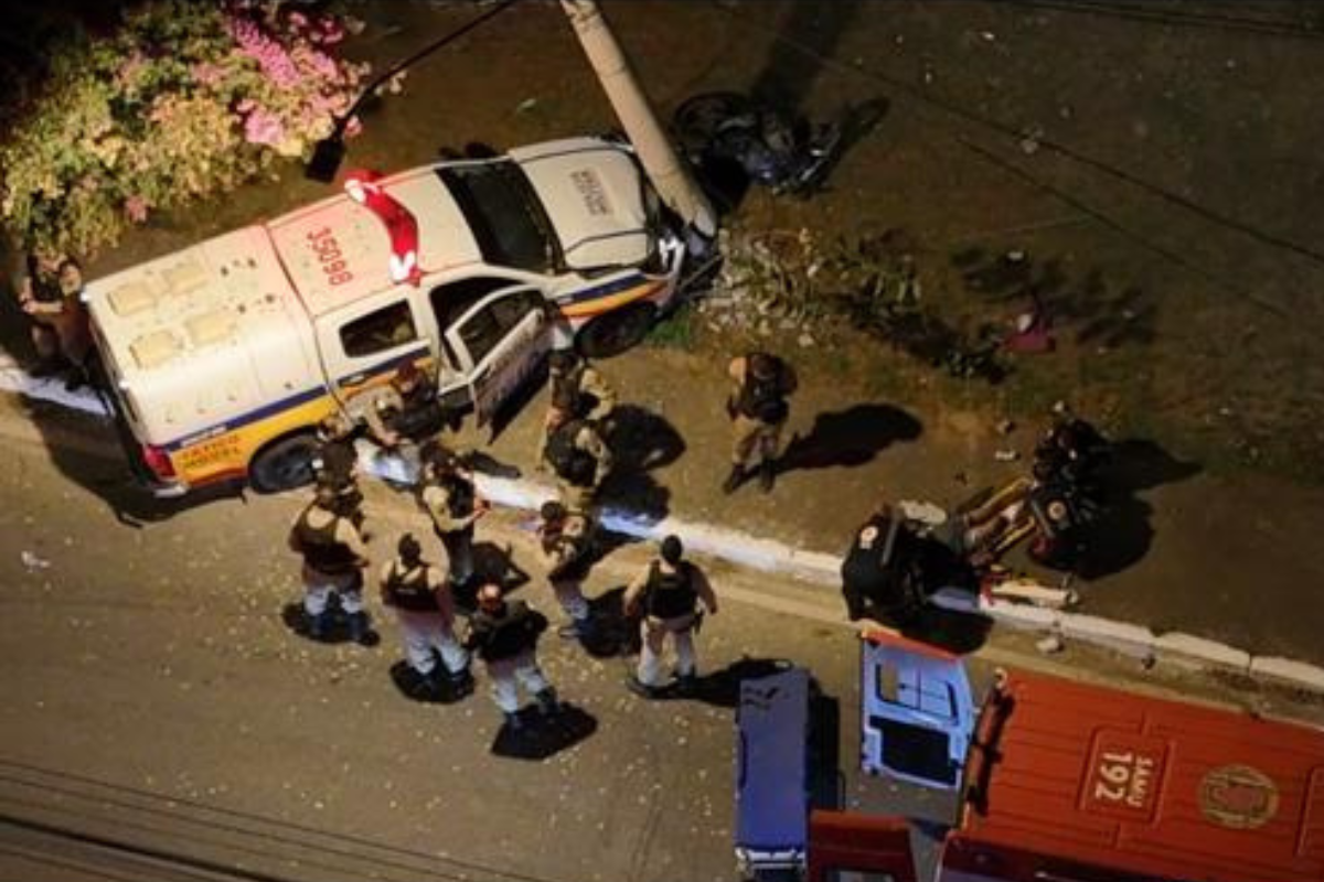 Em decorrência da colisão e do arrastamento da motocicleta, a viatura Chevrolet Trailblazer também colidiu contra um poste no canteiro central da avenida