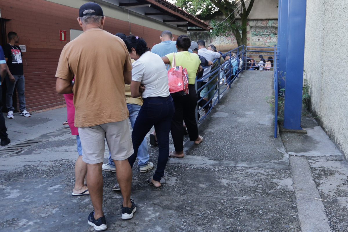 Filas em algumas seções eleitorais foram relatadas durante o horário de almoço, mas a situação se normalizou no período da tarde