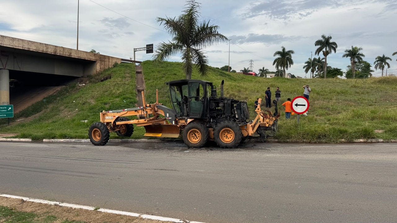 Patrola ficou parcialmente danificada após ser consumida pelas chamas