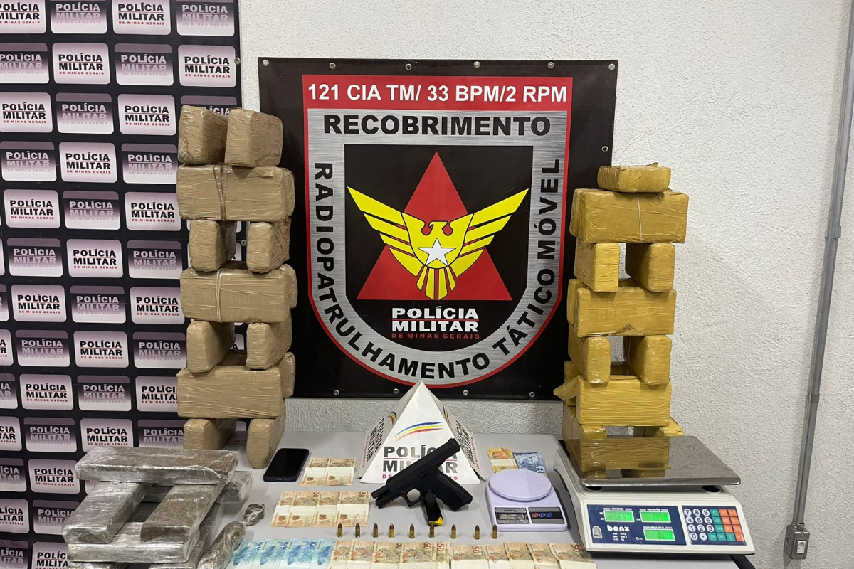 Foram apreendidas 36 barras de maconha, duas balanças, uma pistola Taurus TS9 calibre 9mm, nove munições, um carregador, um aparelho celular e R$ 1.222 em dinheiro