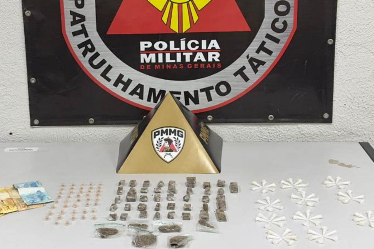 Foram encontradas 47 buchas de substância semelhante à maconha, 42 pedras semelhantes ao crack, 67 pinos de cocaína e R$ 269 em dinheiro