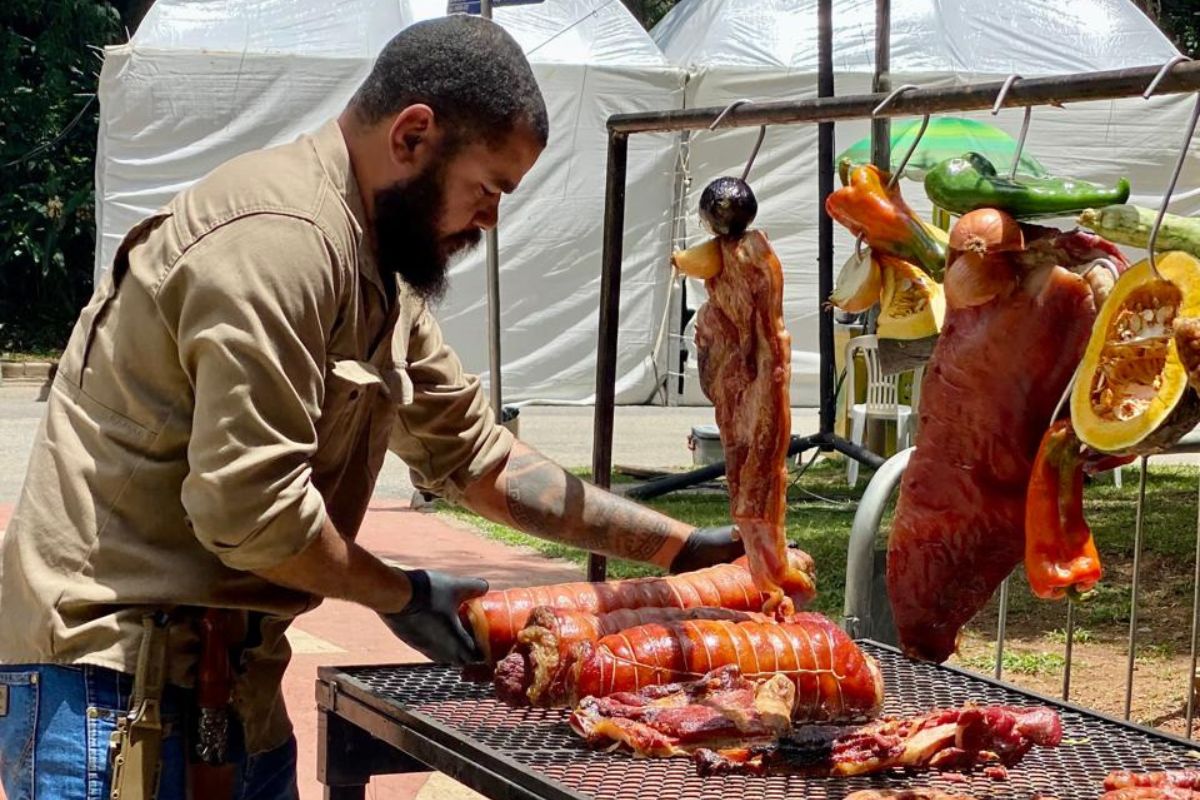 Evento reúne expositores especializados em pratos à base de carne suína, com destaque para o bacon e o torresmo