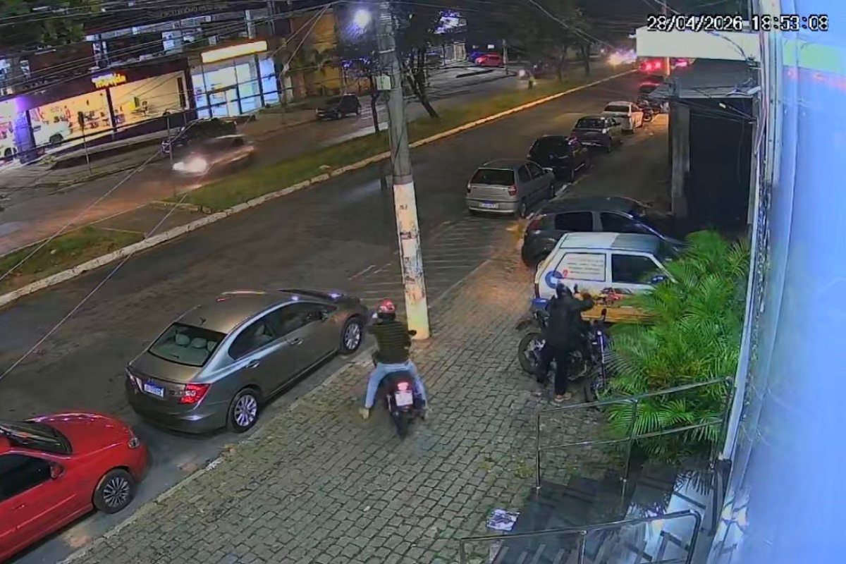 Câmeras de segurança registraram dupla furtando motocicleta na avenida Bandeirantes, no bairro Chácaras