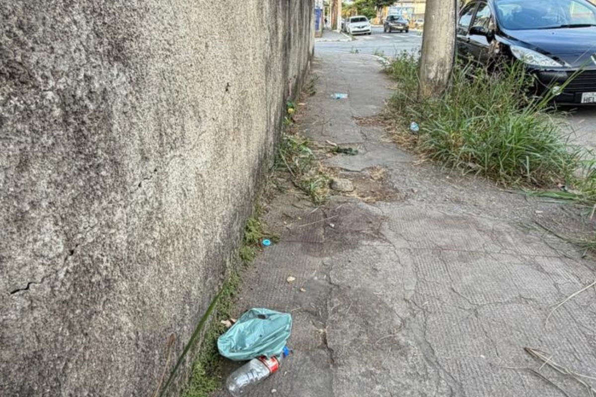 Homem foi achado sentada em uma calçada na avenida Gabriel Passos, no bairro Guarujá, em Betim, na manhã desta terça (26)