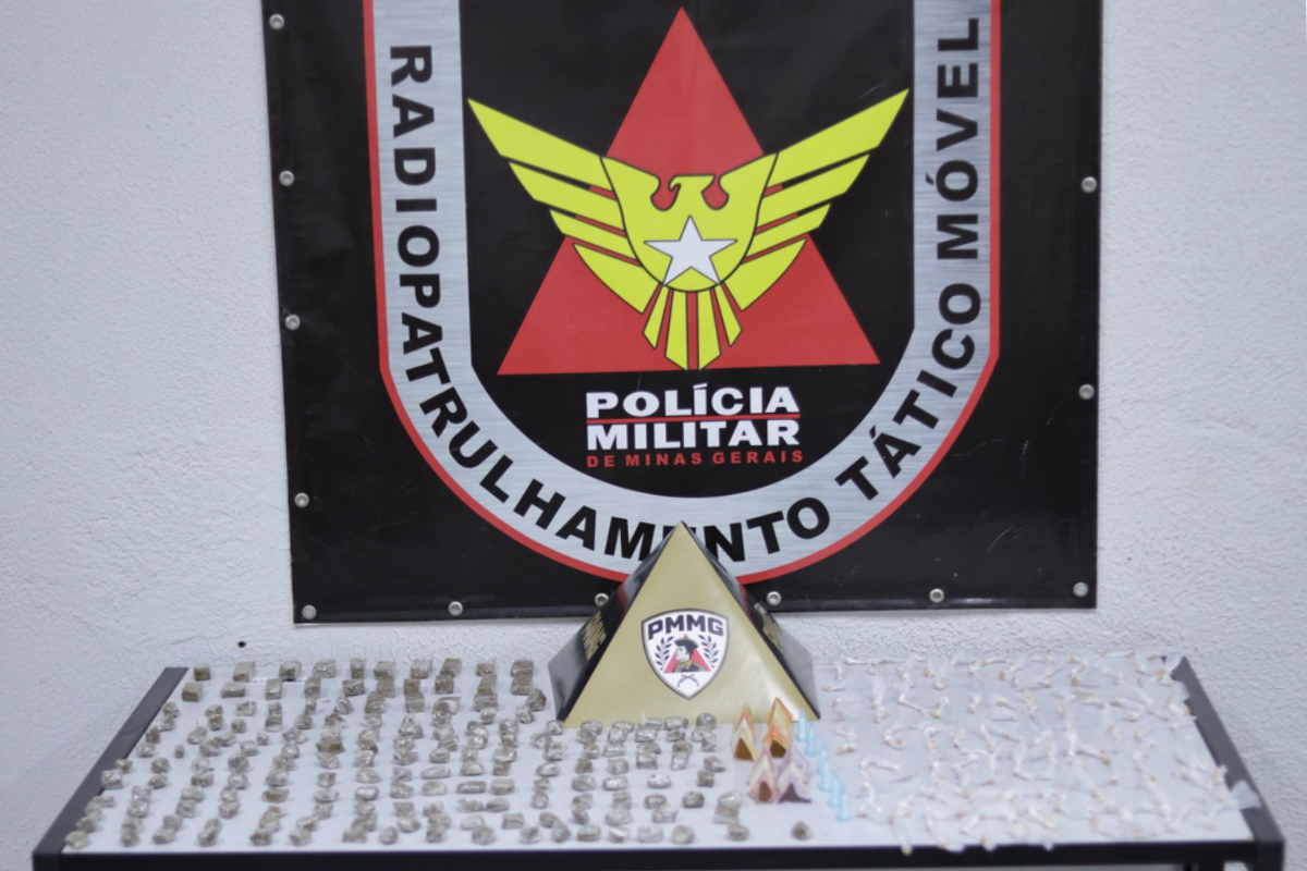 No total, foram recolhidos 177 porções de maconha, 216 pedras de crack, 6 porções de cocaína e R$ 55 em dinheiro