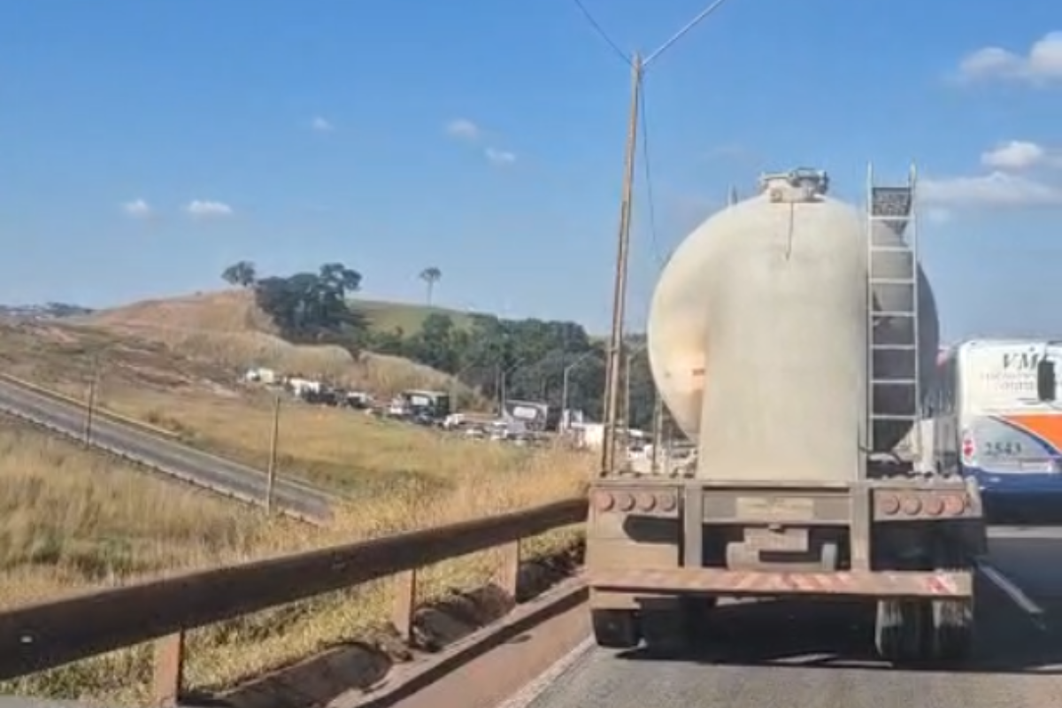 Concessionária registrou 4 km de congestionamento no trecho da ocorrência