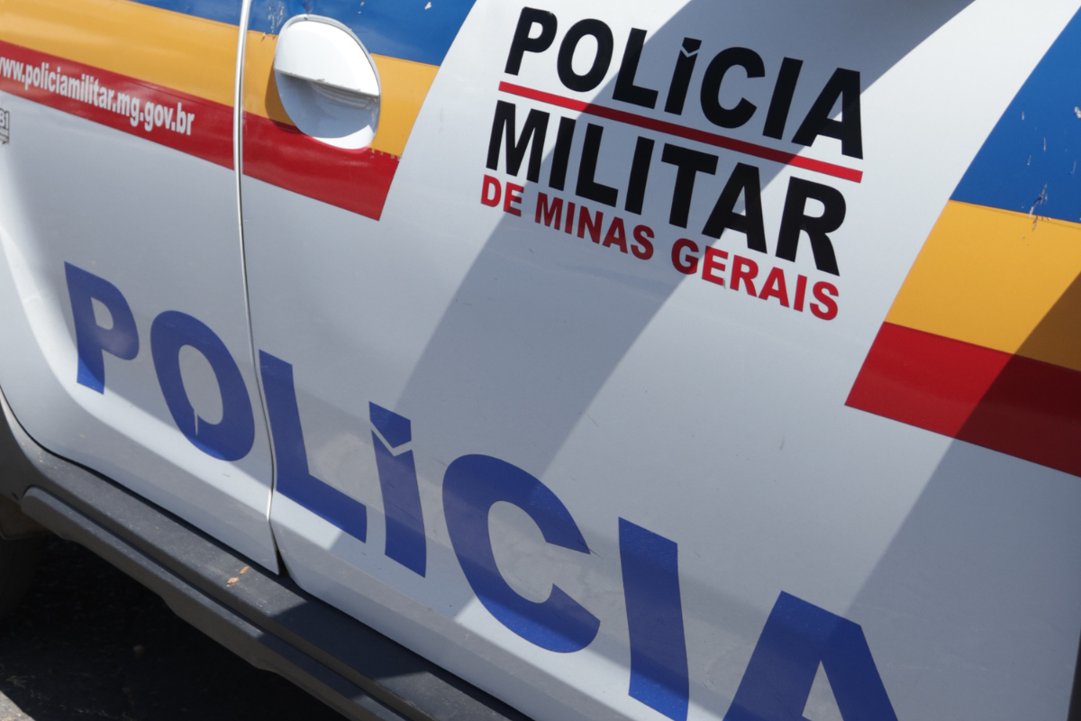 Suspeito teria tampado a boca da mulher e, usando força, a arrastado até um cômodo nos fundos do estabelecimento