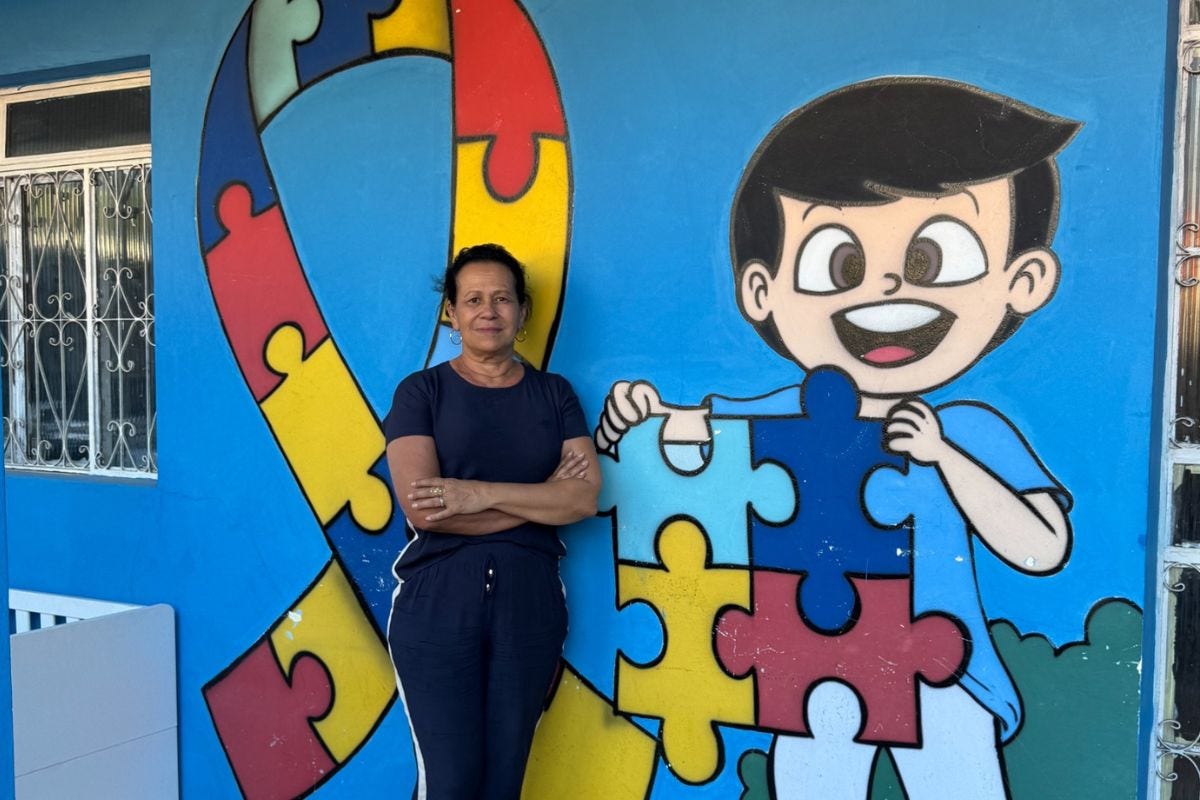 Vânia da Cunha, idealizadora do local, pede a doação de roupas e artigos pra revender em bazar comunitário