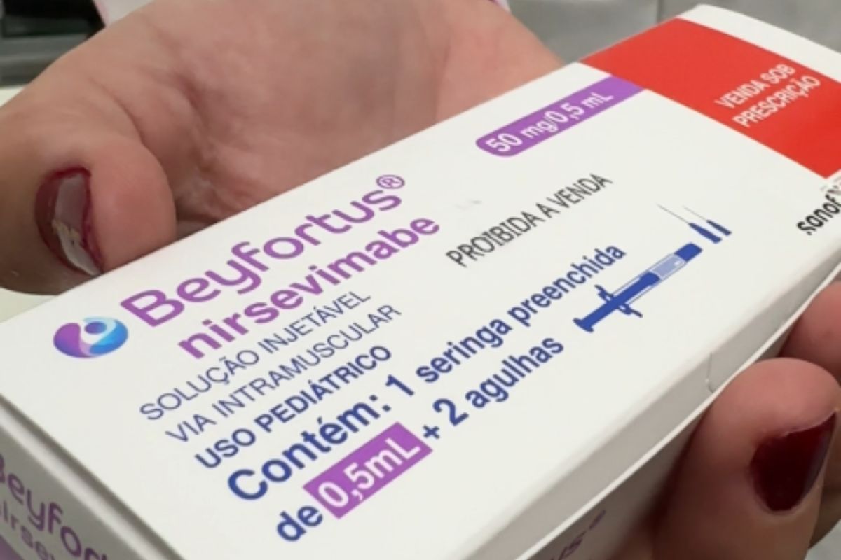 Nirsevimabe não é uma vacina, mas um imunizante aplicado em dose única que fornece anticorpos prontos ao organismo do bebê, oferecendo proteção imediata contra o vírus