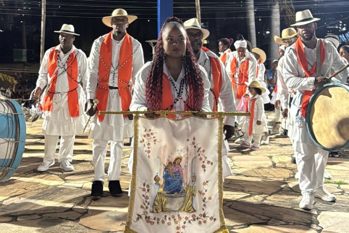 Reconhecido como patrimônio cultural imaterial, o Reinado reúne missas, cortejos, danças, cantos e outros ritos históricos e religiosos da comunidade