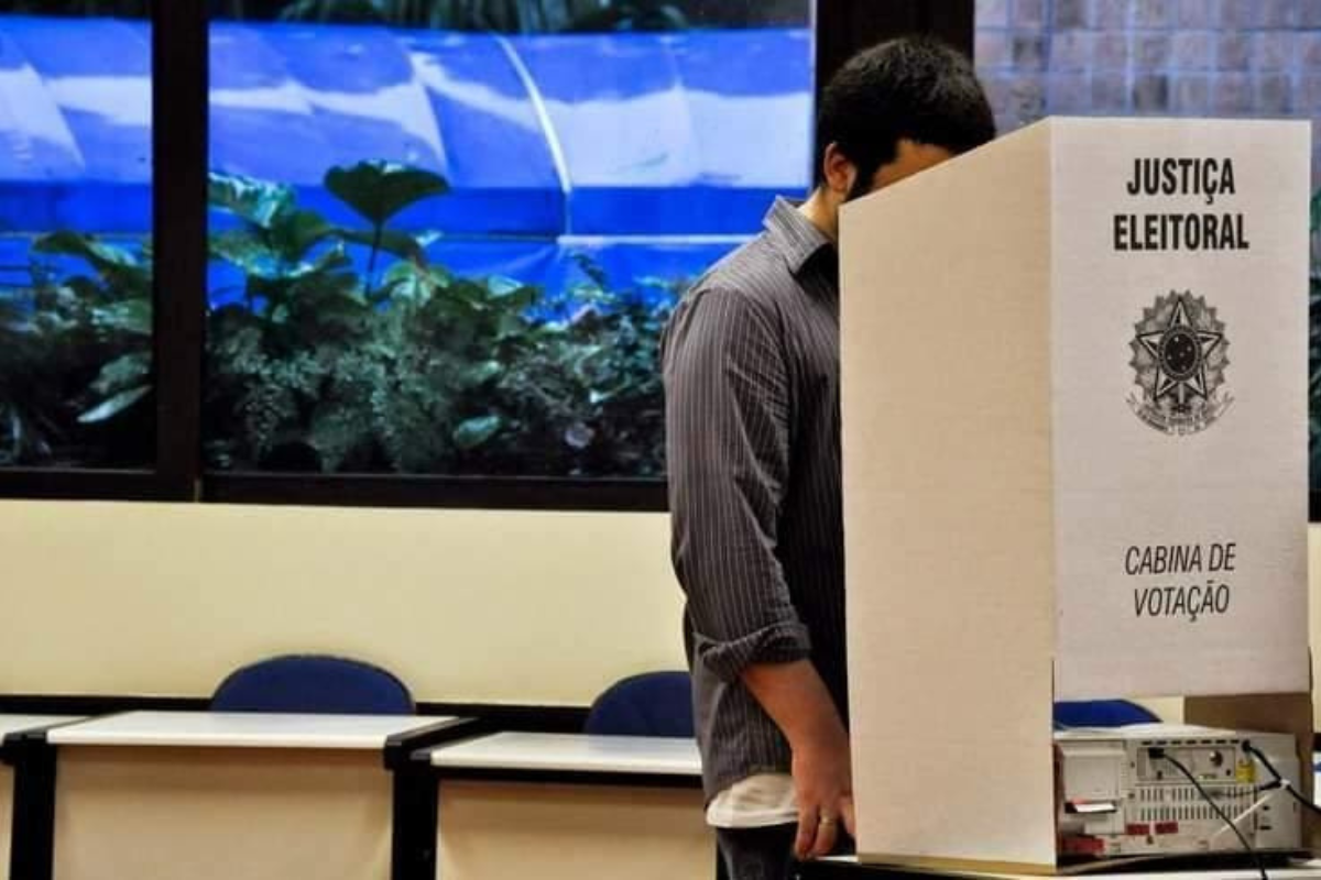 Voto em trânsito permite que o eleitor vote em um município diferente daquele onde está inscrito, desde que a cidade escolhida esteja entre as capitais ou municípios com mais de 100 mil eleitores definidos pelos TREs