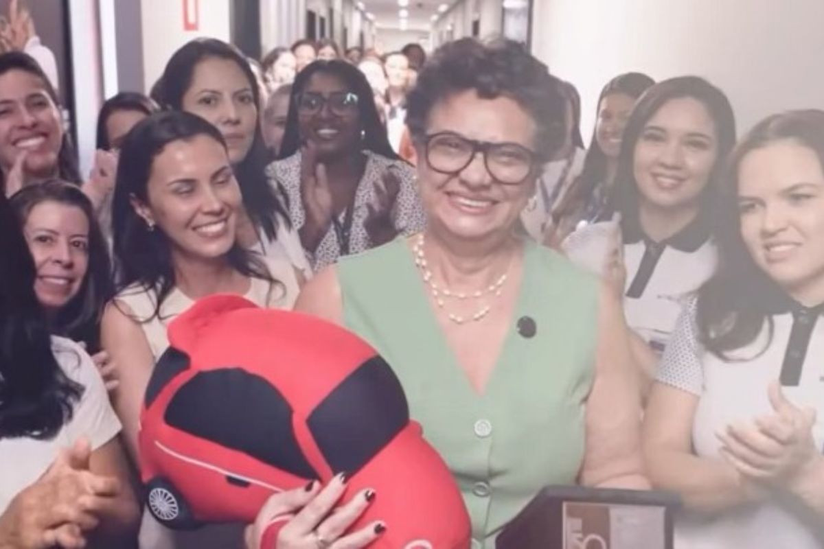 Engenheira mecânica Míriam recebeu homenagem revelada pela Stellantis nas redes