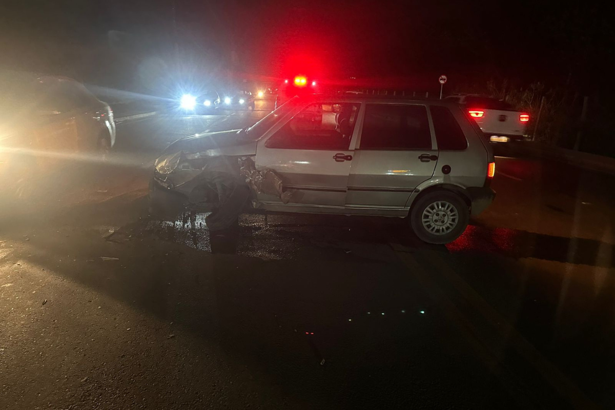  Fiat Uno ficou com danos no lado do motorista, incluindo caixa de roda, paralama e porta amassados.
