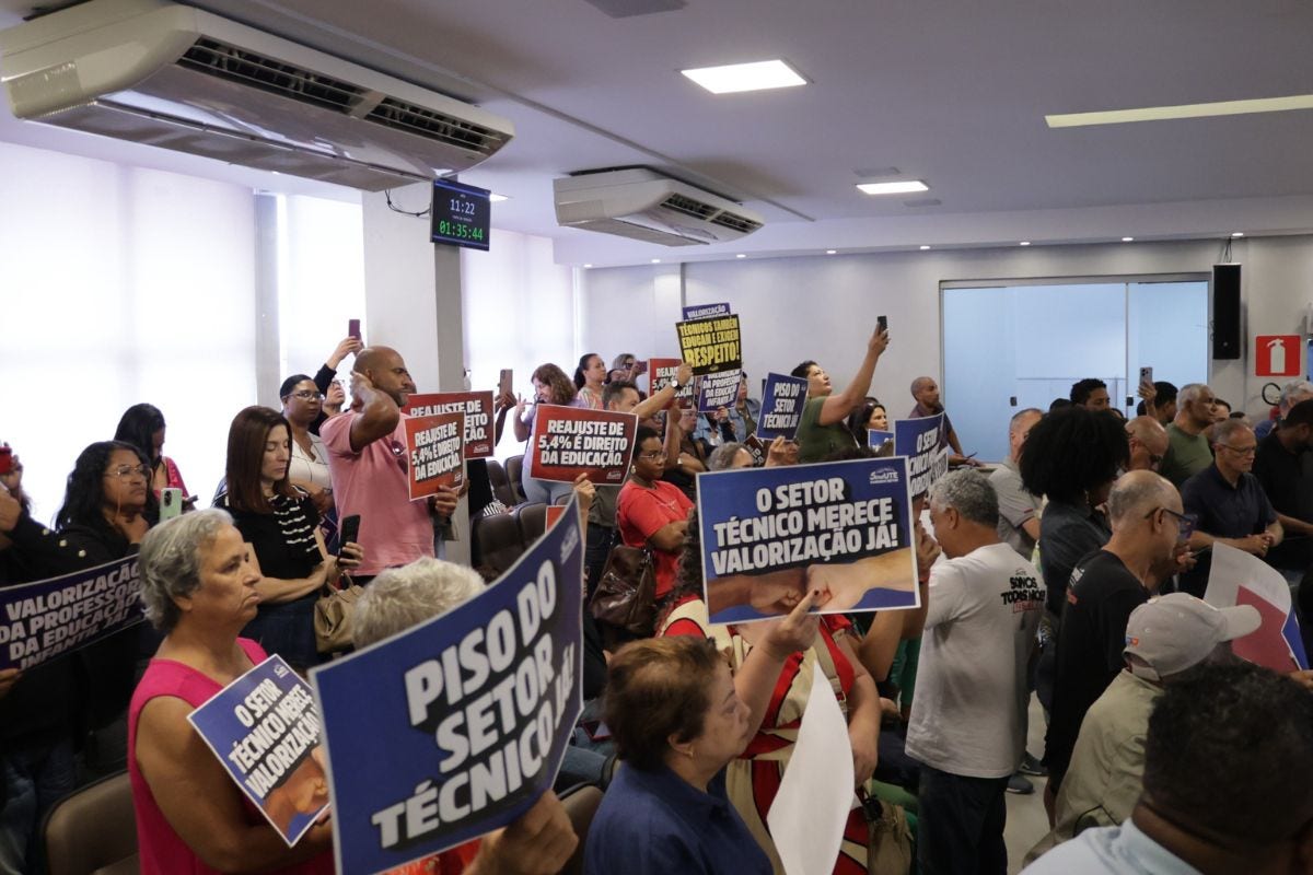Grupo de servidores que acompanhou a votação, nesta terça (26) comemorou a aprovação do projeto de lei em primeiro instância
