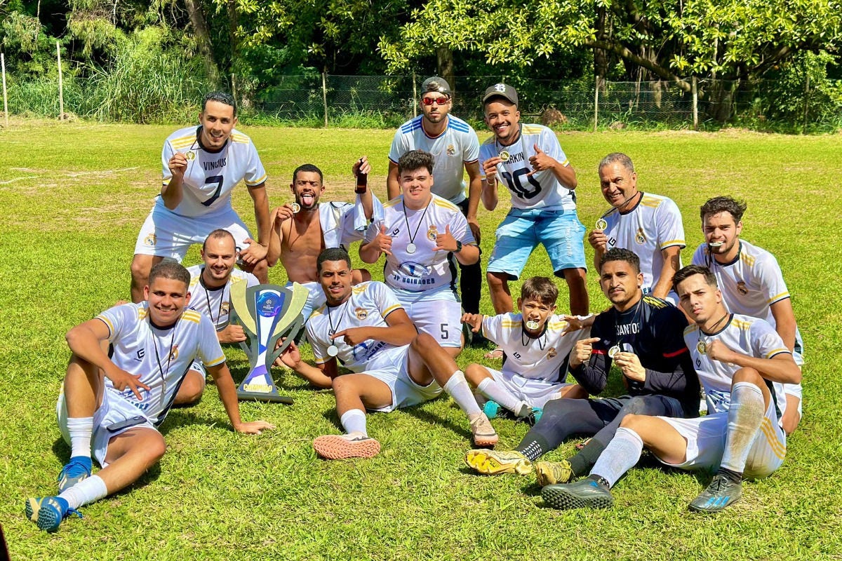 Time vencedor (acima) disputou o troféu contra a equipe do Barcelona