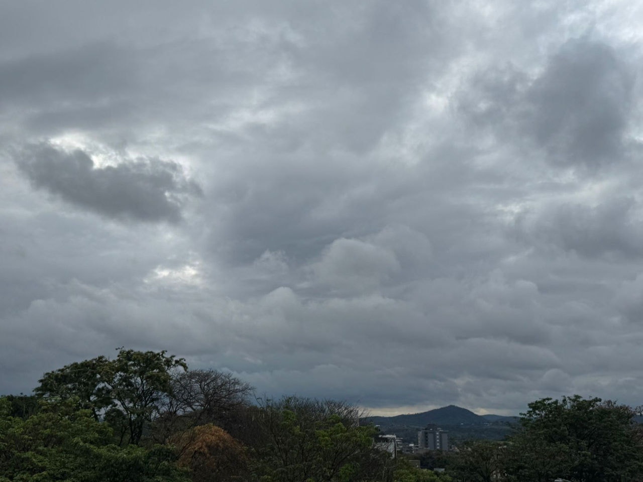 Previsão é de muitas nuvens e possibilidade de pancadas com trovoadas isoladas na cidade