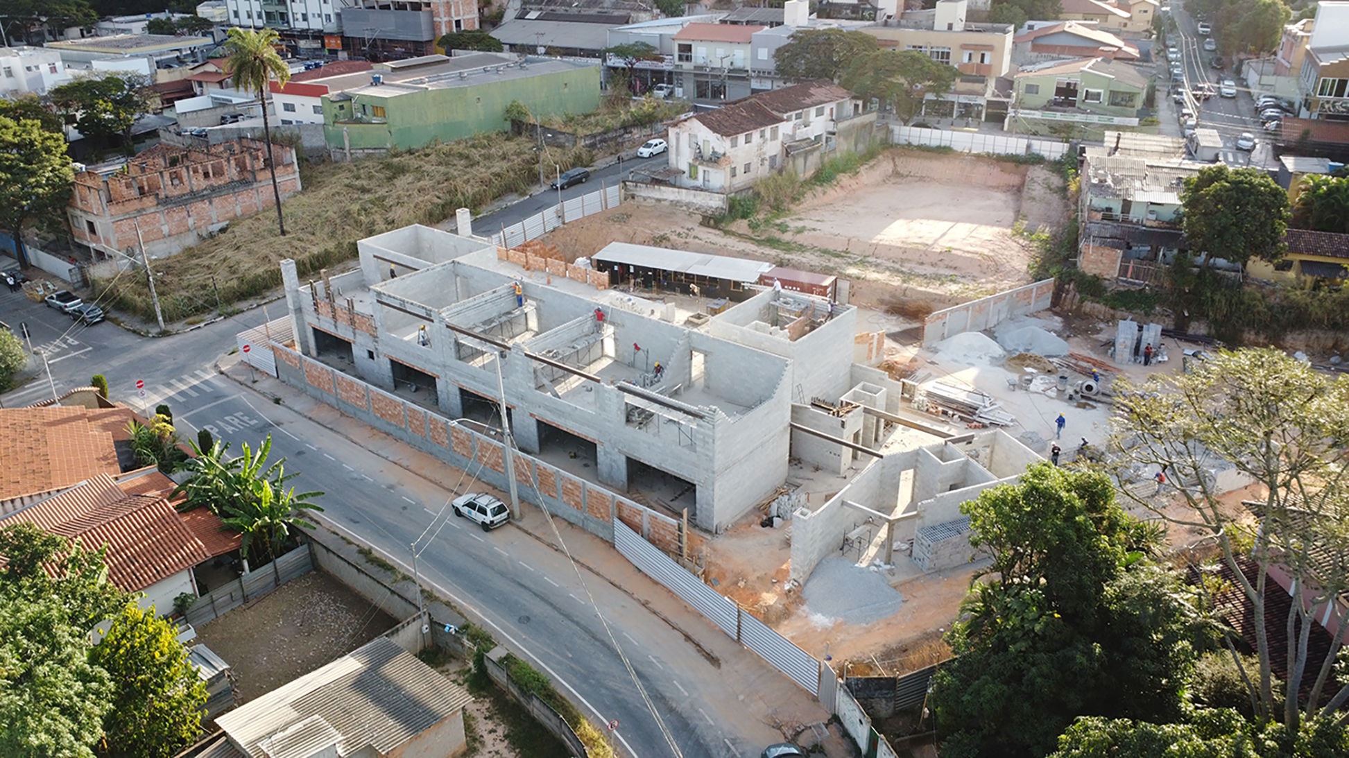 Escola Maple Bear deve inaugurar sua primeira unidade em Betim no primeiro semestre de 2026. Obras já estão em andamento no bairro Angola.