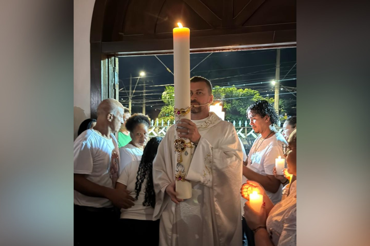 Padre Renê Lopes, da paróquia São Francisco, segura o Círio Pascal já aceso
