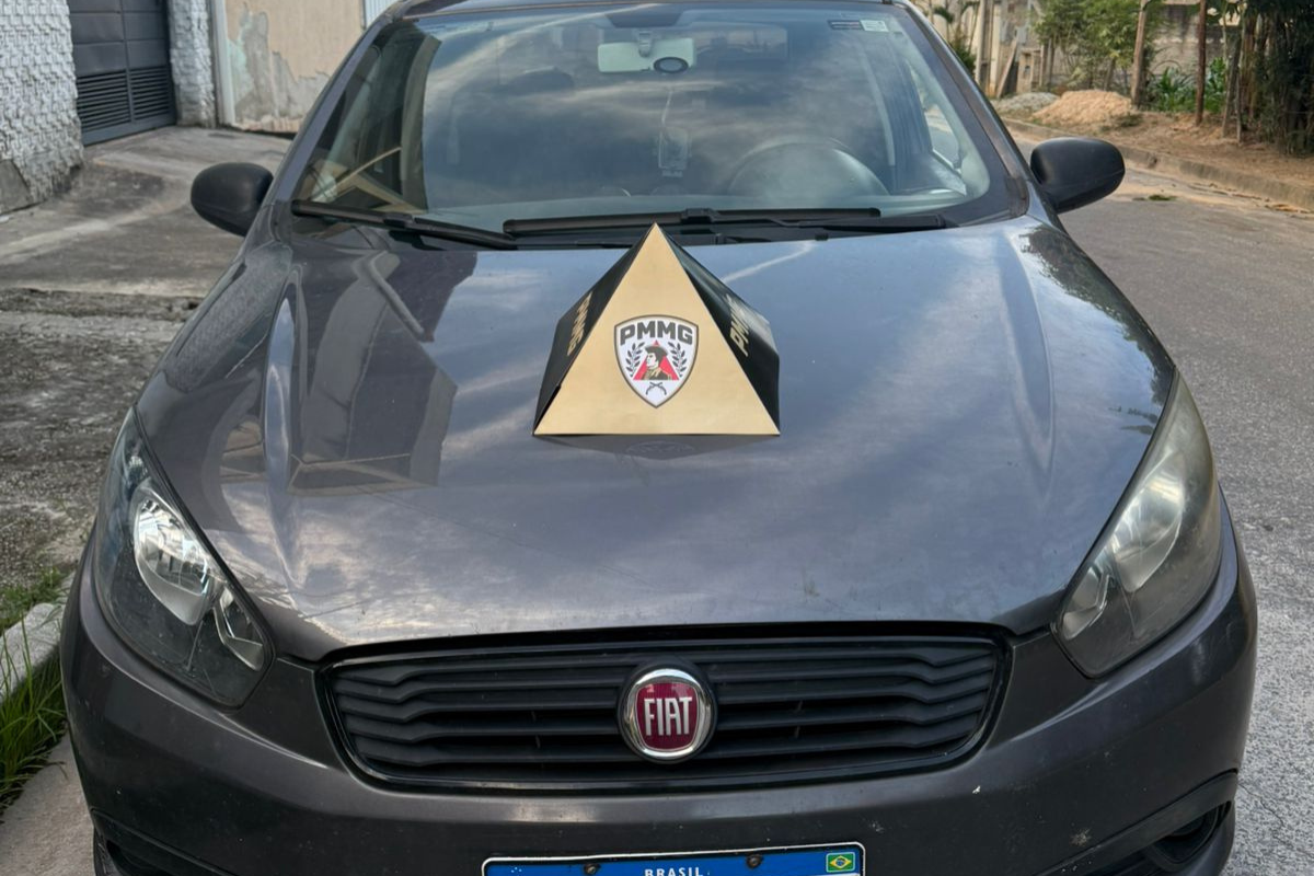 Fiat Siena foi encontrado em frente ao imóvel utilizado como desmanche clandestino de veículos