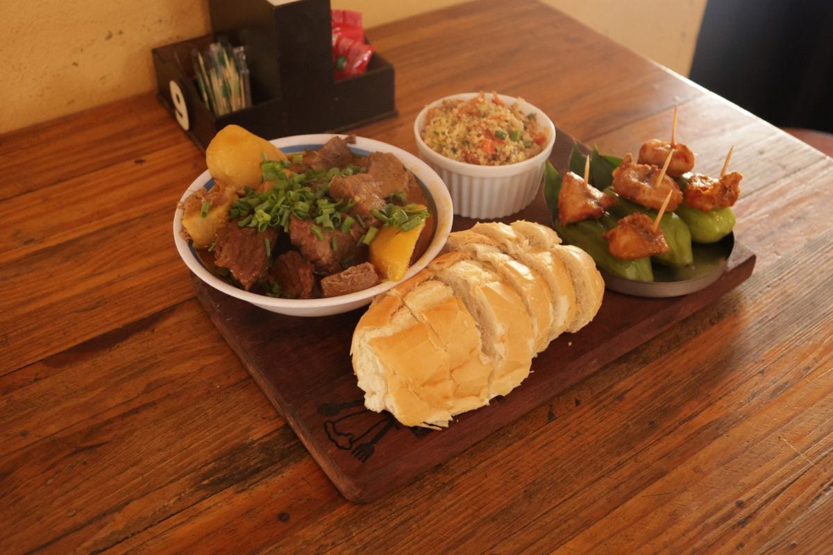 Receita combina carnes tradicionais de estufa, batatas e pãozinho de sal em preparo lento no fogão a lenha
