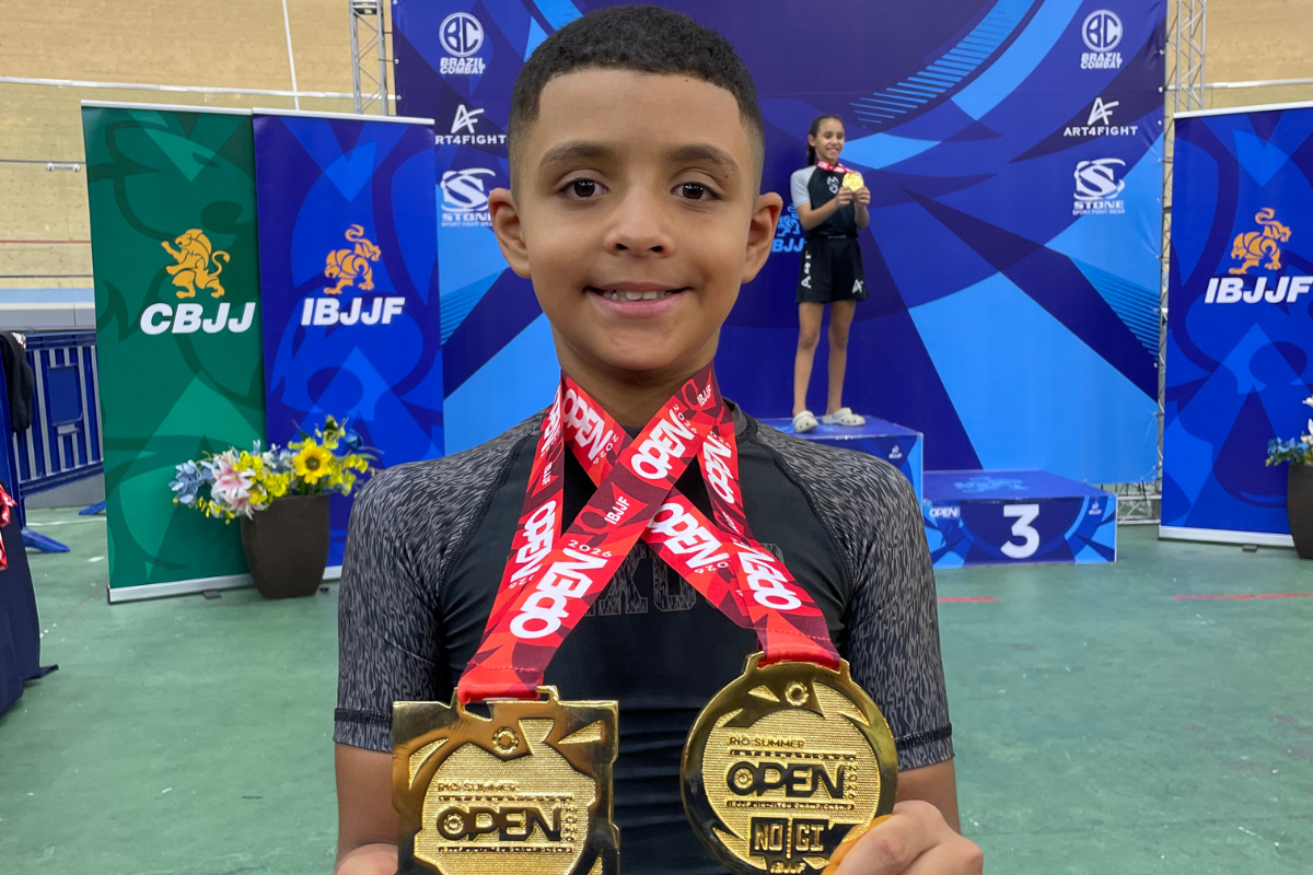 Jovem atleta, de 9 anos, exibe as medalhas conquistadas no seu primeiro campeonato do ano