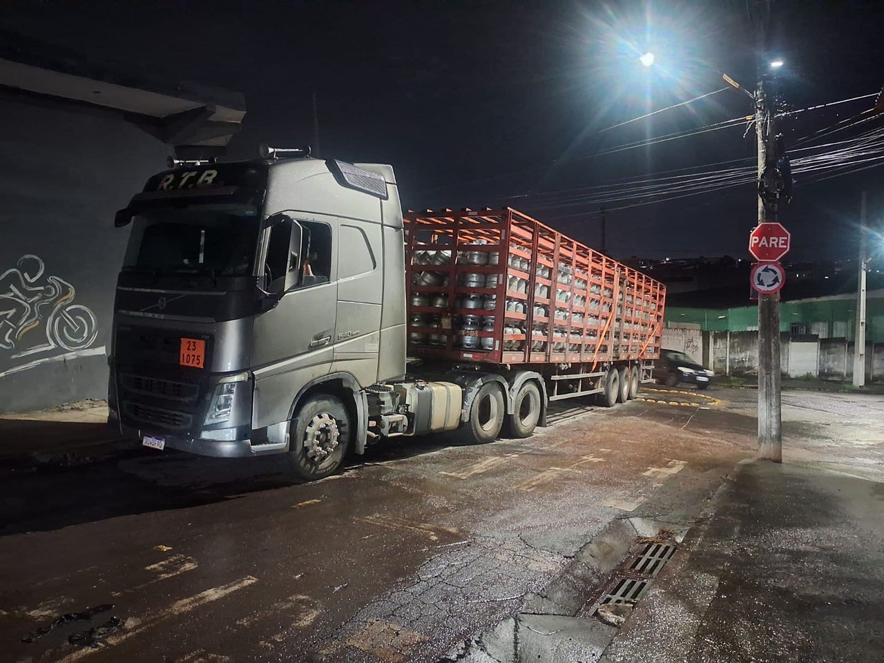 Caminhão transportando 980 botijões de gás vazios ficou parado na rua Amazonita nesta sexta-feira (13/3)