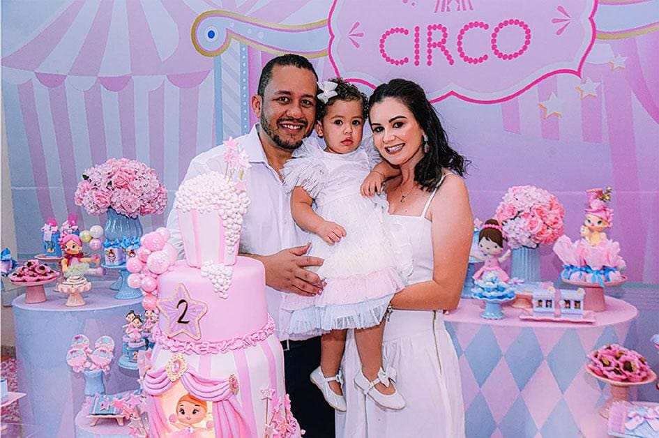 Catharina Scárdua Cajazeiro comemorou os 2 aninhos com uma linda festa no Buffet Casa de Brincar. Na foto, a fofíssima ao lado da mamãe, a engenheira civil Bárbara Janine Ribeiro, e o papai, o cardiologista doutor Kelson Gonçalves Cajazeiro.