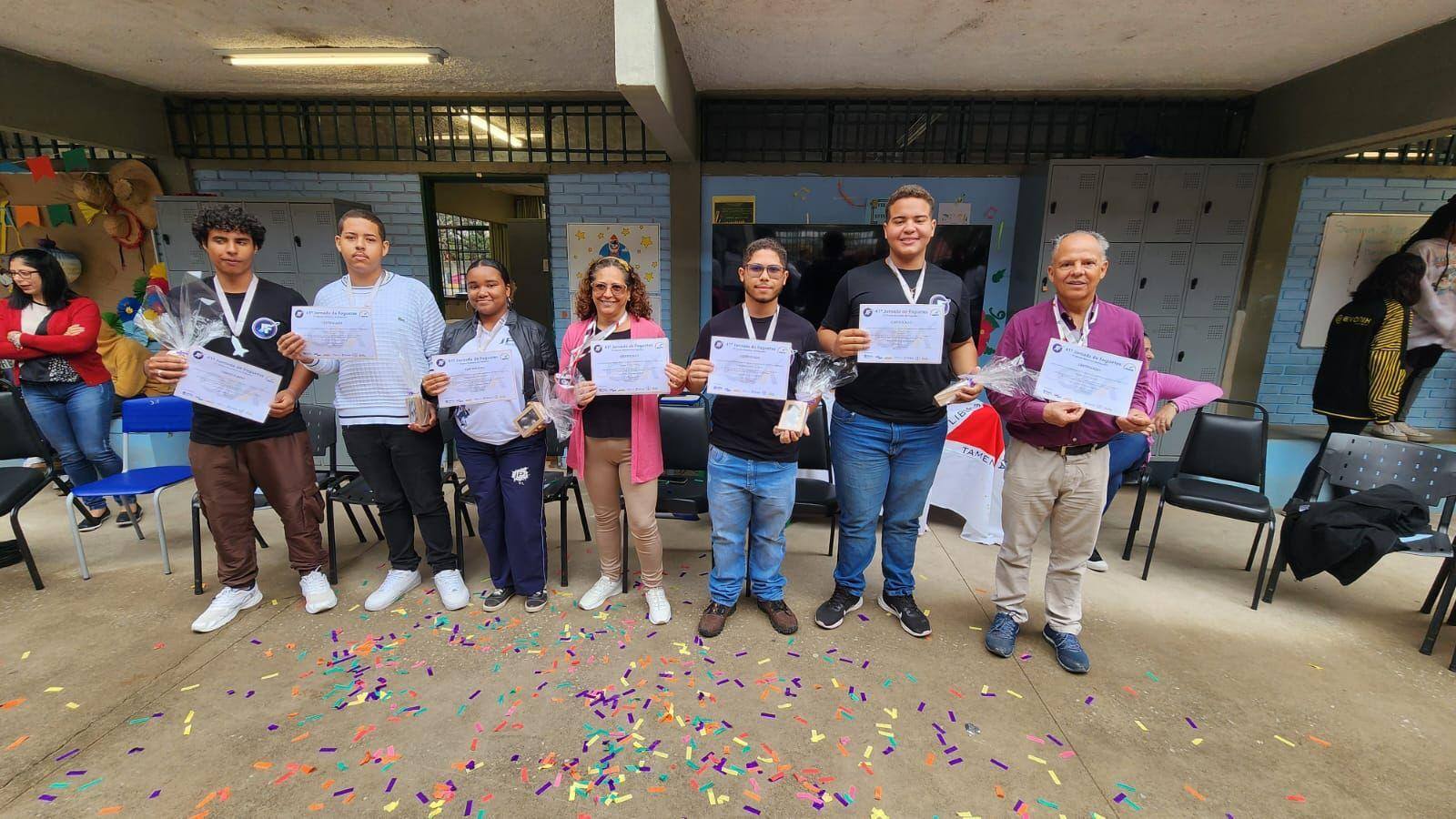 A Escola Estadual João Paulo I, em Betim, participou do torneio com duas equipes, formada por dois professores e seis estudantes do ensino médio