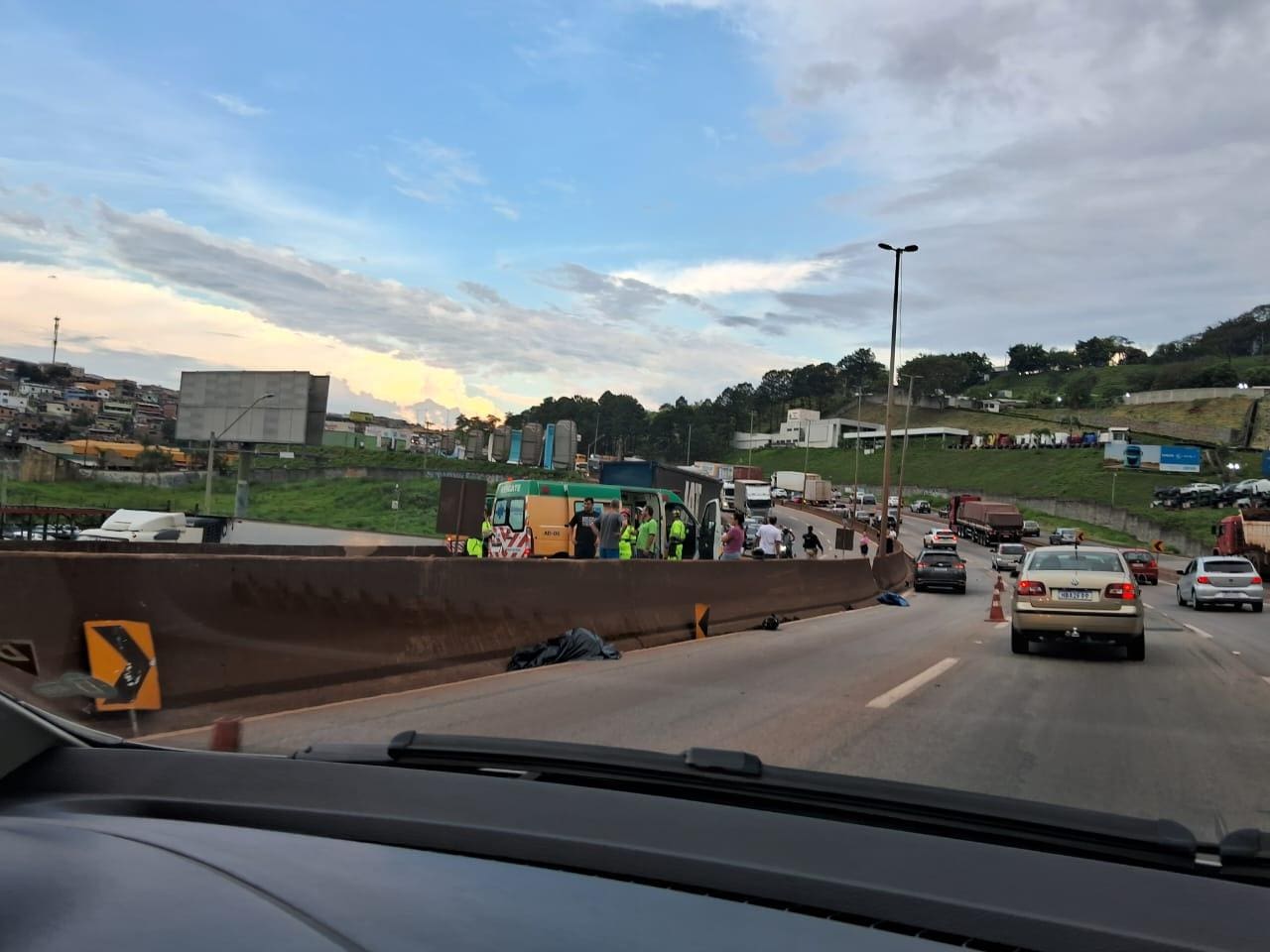 Batida aconteceu perto da Fiat, deixando ao menos 2 km de congestionamento no sentido a São Paulo