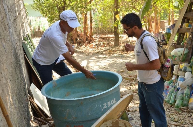 Agentes de Combate às Endemias atuam fiscalizando casas em Betim.