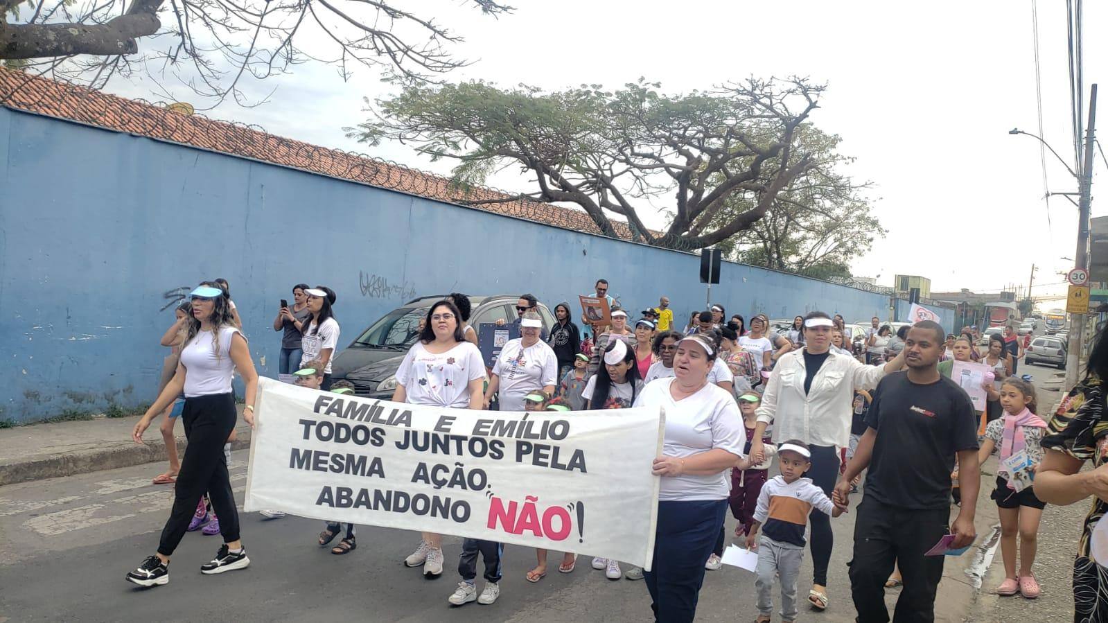 As crianças, supervisionadas por professores, fizeram um percurso que abrange as ruas Divinópolis, Bom Despacho e Diamantina, no bairro Homero Gil