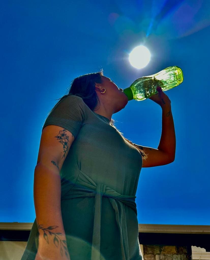 Beber muito líquido é uma das recomendações para evitar desidratação causada pelo calor