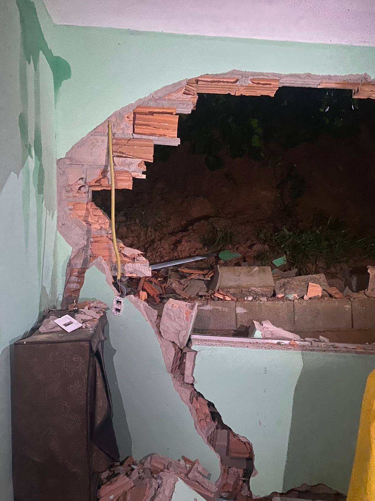 Em Betim, no bairro Alto Boa Vista houve um colapso parcial de estrutura, sem vítimas