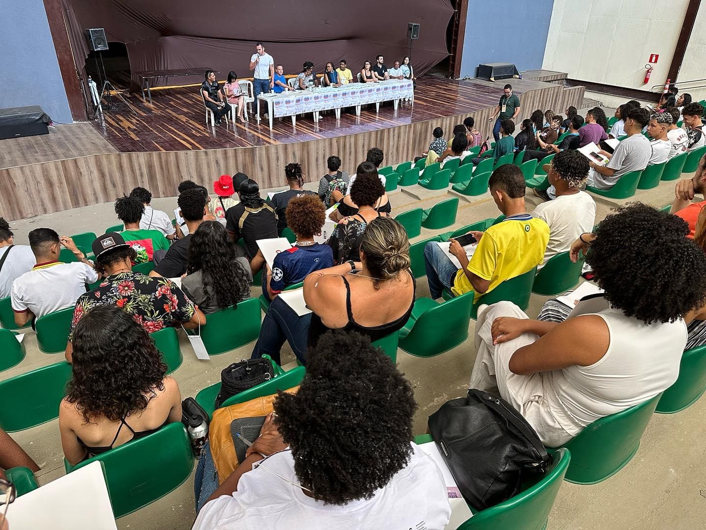 Dezenas de jovens compareceram e participaram da elaboração de propostas de políticas públicas