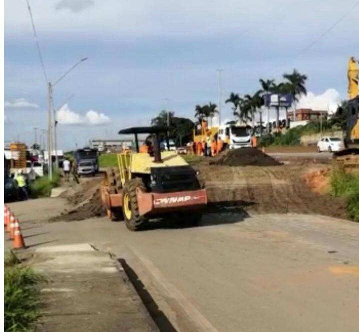 Obra de desvio é necessária para a realização de outra interdição, que irá recuperar o sistema de drenagem da via, que cedeu, ocasionando a cratera