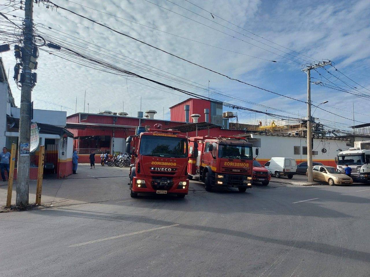 Bombeiros atuam no Capelinha desde o início da manhã.