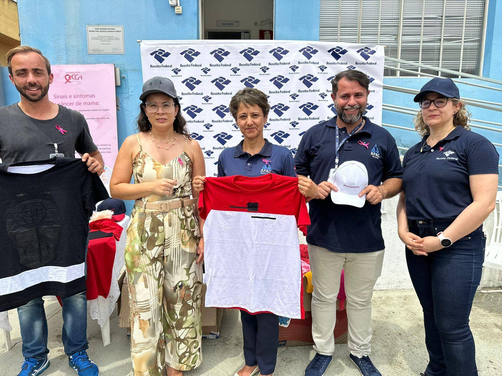 Camisas e bonés pirateados apreendidos pela Receita foram descaracterizados pelos recuperandos da Apac Betim e doados à Orcca